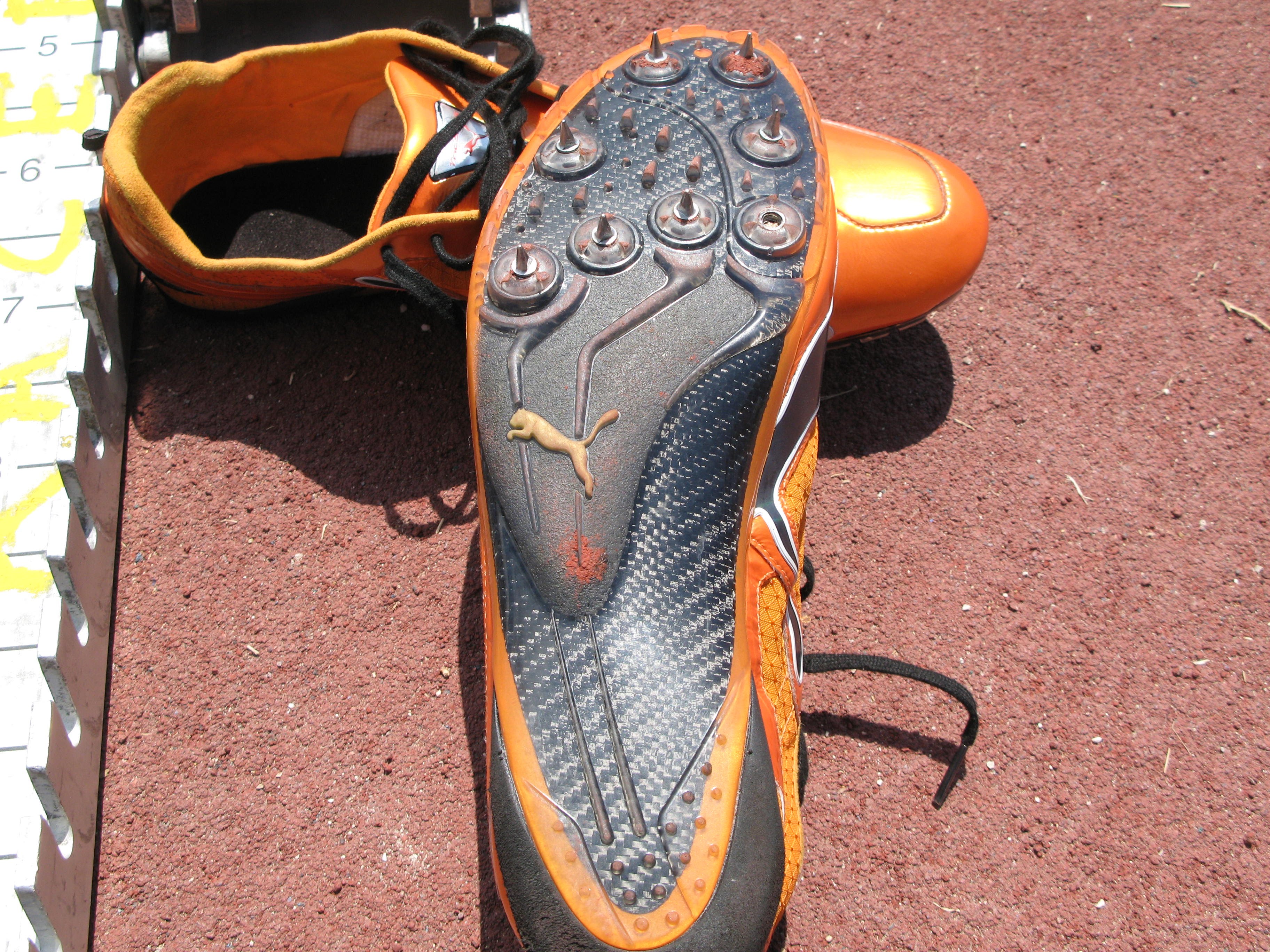 ボルトのスパイクは，ピンが抜けている