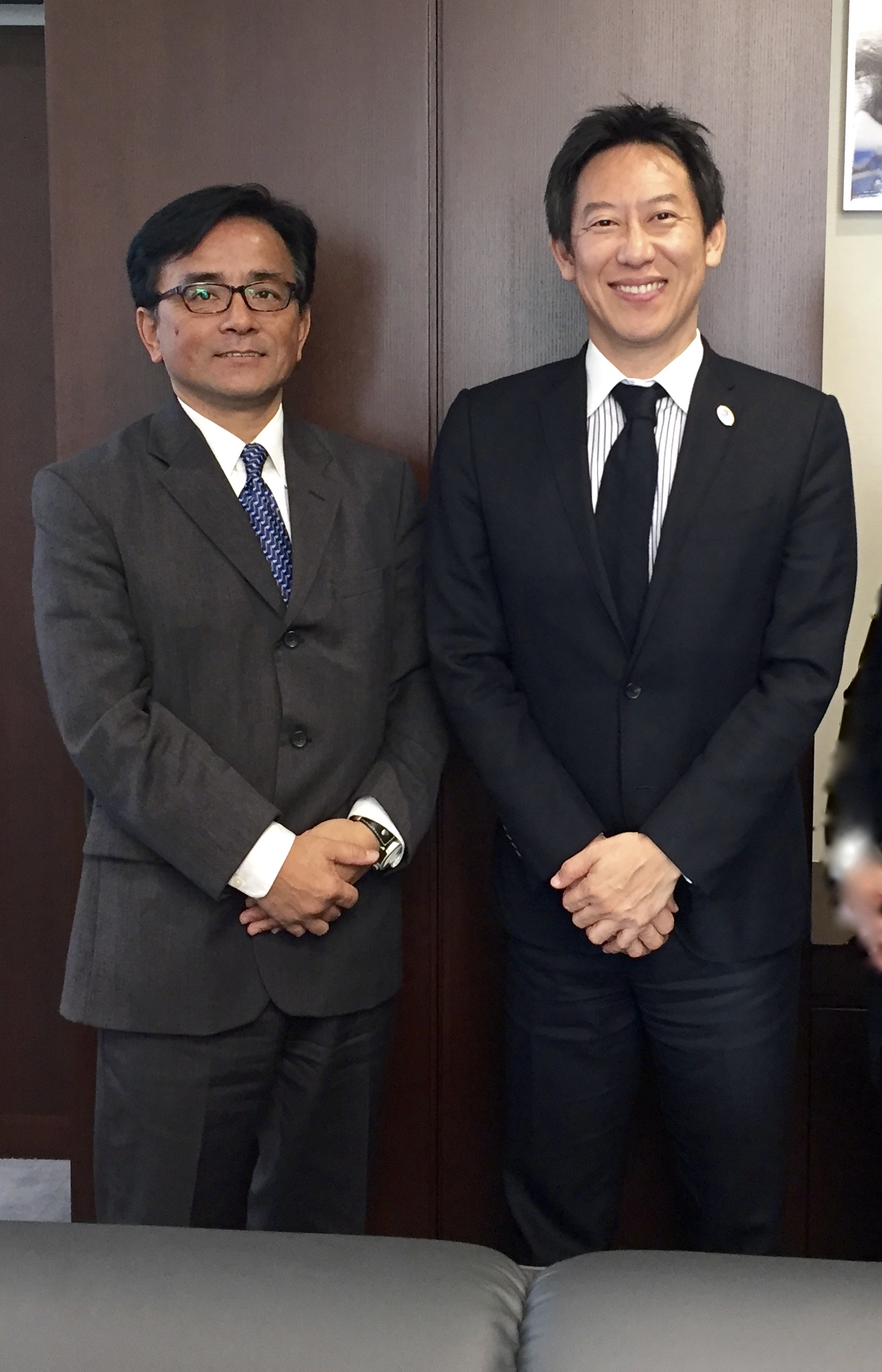 鈴木大地と岡本