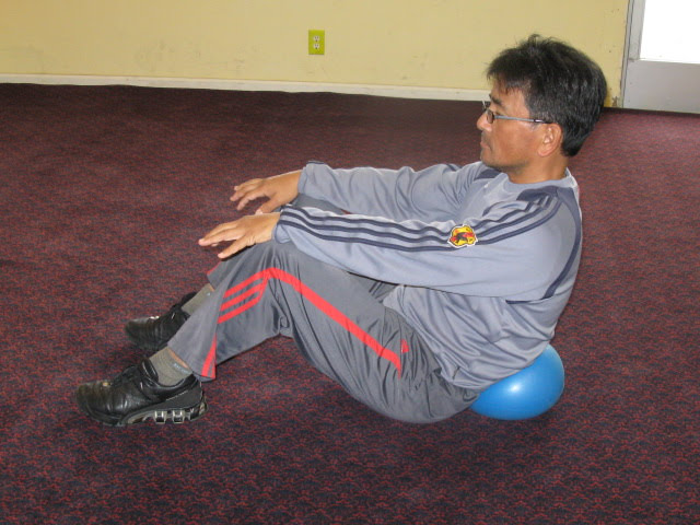 ボールを使っての腹筋運動