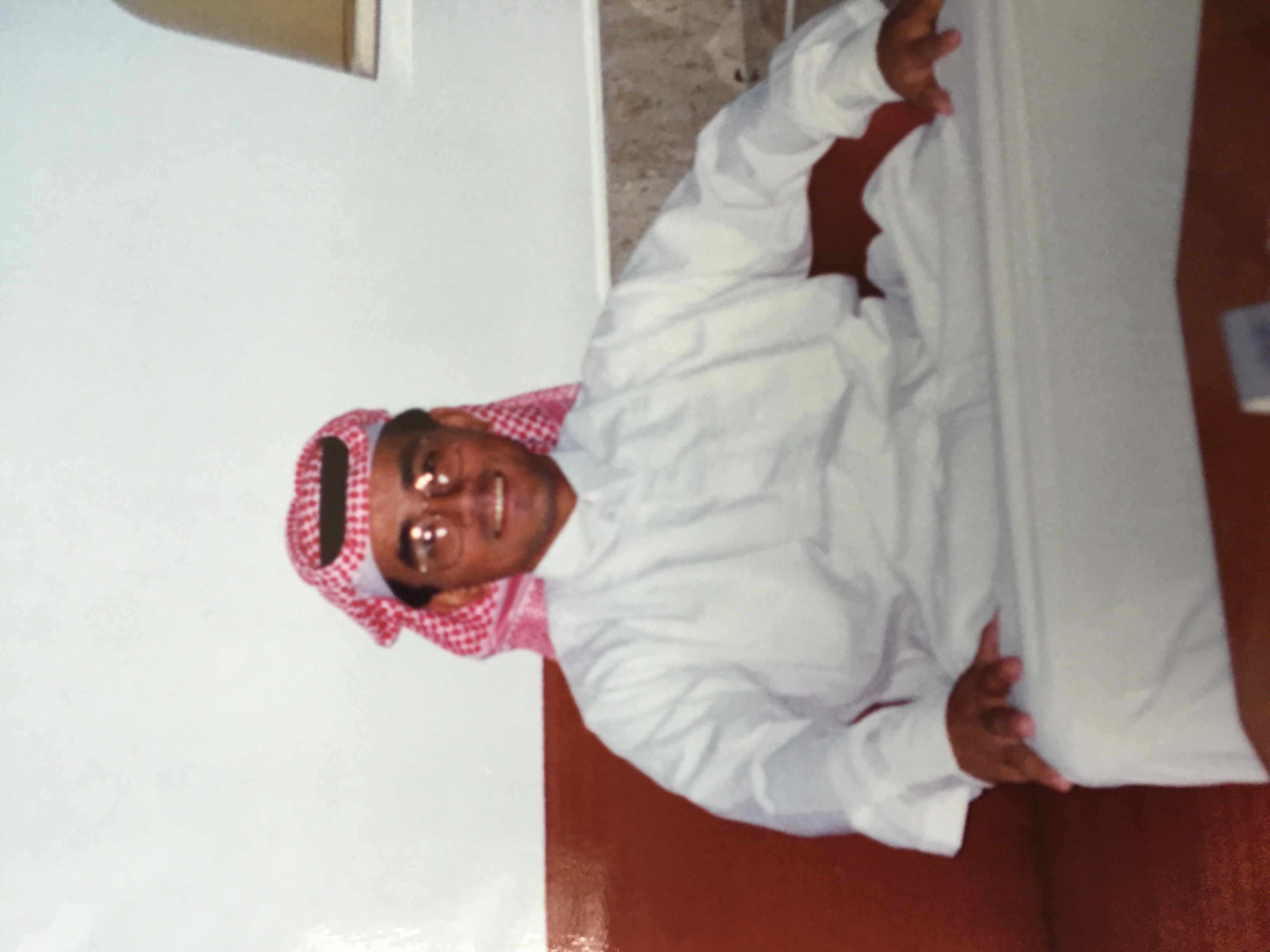 カタール民族衣装を着た岡本